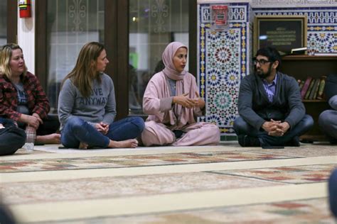 Can a woman wear jeans to a mosque?