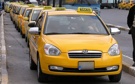 How much does a taxi cost from Istanbul airport to city?