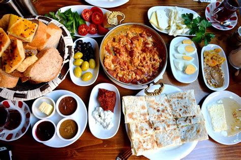 How much is a typical meal in Istanbul?
