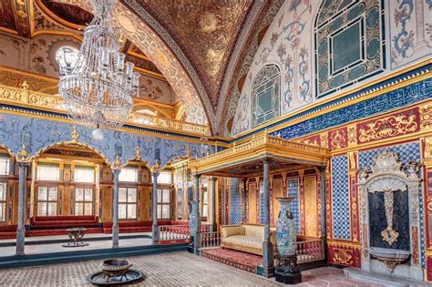 What is Topkapi Palace Museum famous for?