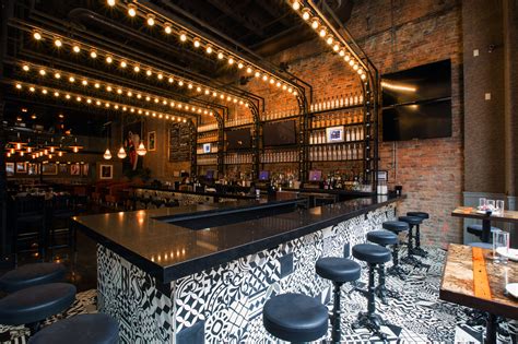 What is the skinniest bar in Chicago?